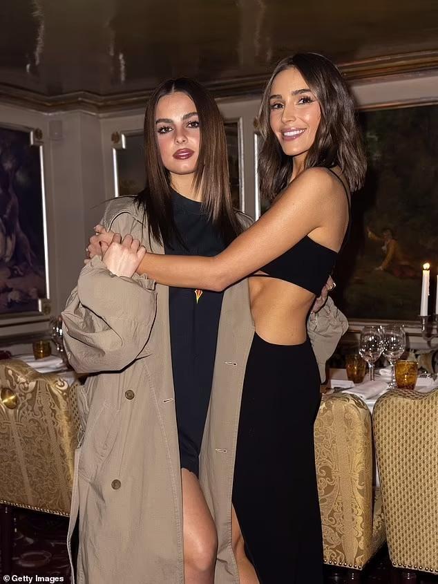 ‘Nóng mặt’ với chiếc váy lộ gần hết vòng một của Hoa hậu Olivia Culpo - 4