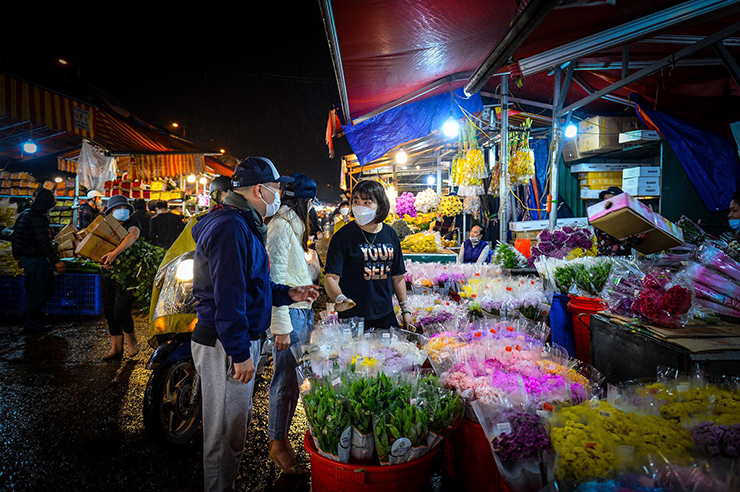 Không khí mua bán tại chợ hoa Quảng An trước ngày 8/3.