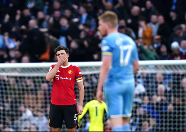 Harry Maguire nhận thẻ vàng từ trọng tài chính Michael Oliver ở phút 63 khiến anh cán mốc kỷ lục không mong muốn