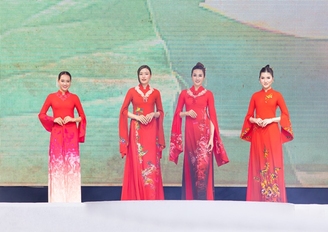 Những thiết kế áo dài được NTK Vũ Thảo Giang sử dụng nguyên tác của gốm sứ Việt cổ ở các cung điện lăng tẩm.