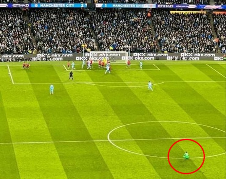 Thủ thành Ederson lên tận giữa sân, ung dung nhìn Man City dồn ép MU