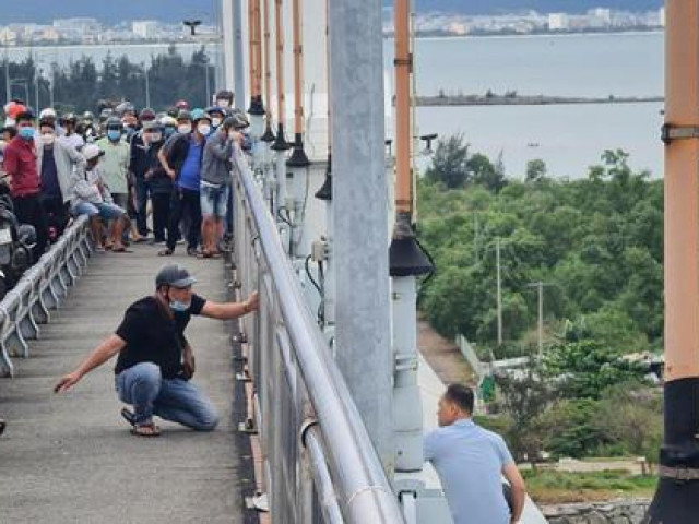 Người đàn ông ngồi trên thành cầu Thuận Phước gần 10 giờ, đòi tự tử