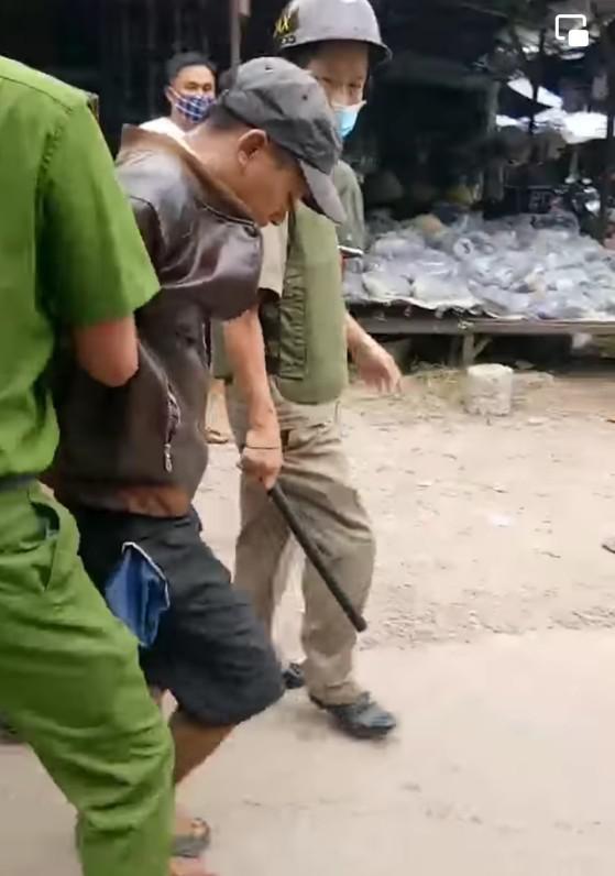 Lực lượng chức năng bắt giữ Nguyễn Văn Hậu tại chợ huyện Phù Mỹ