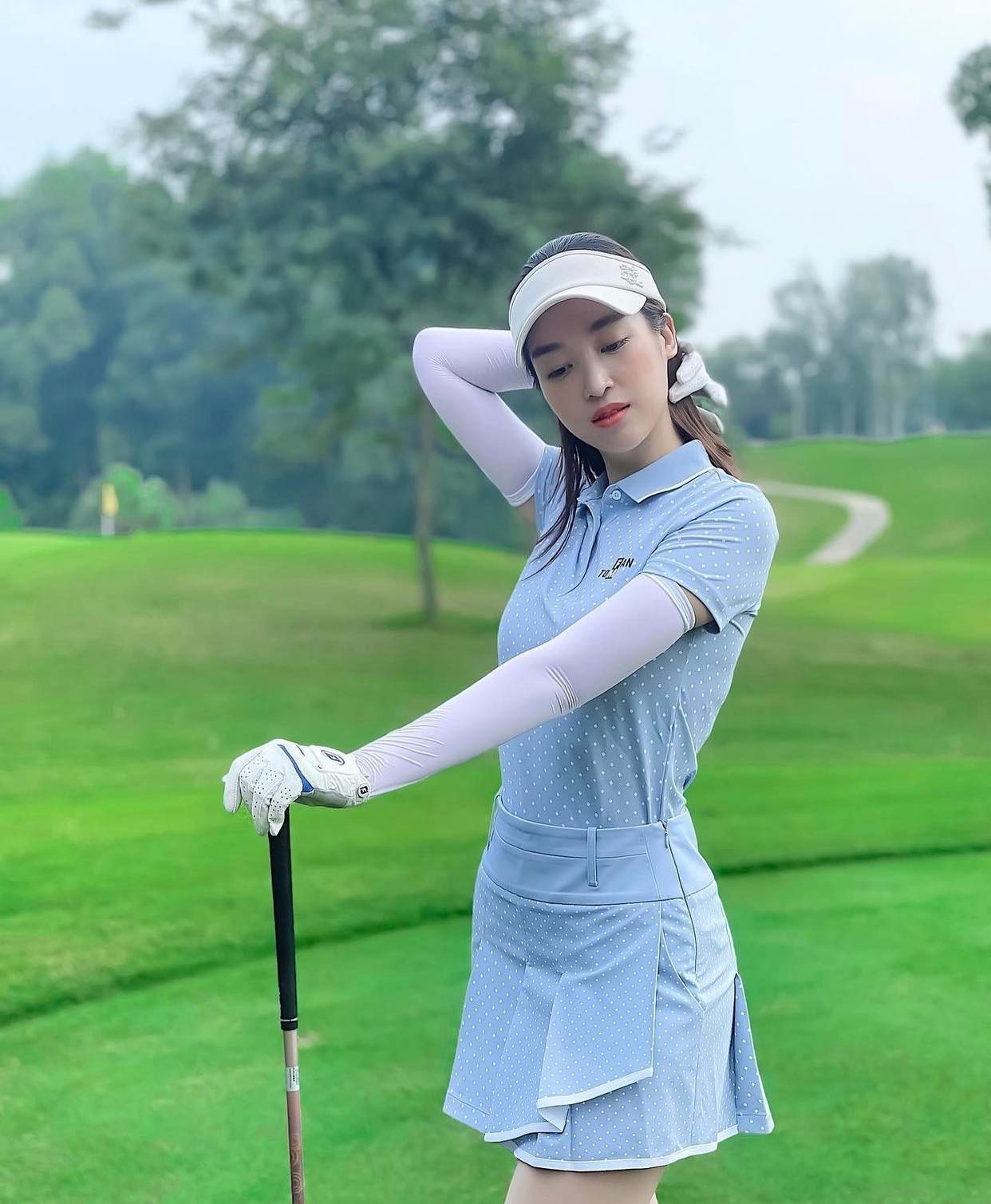 Đối với những thiết kế váy chơi golf ngắn, dù có lớp quần bảo hộ ở bên trong nhưng các cô gái vẫn nên sử dụng băng dính thời trang để cố định vạt váy, giúp thoải mái và tự tin hơn trong quá trình vận động, di chuyển, hay thực hiện những cú xoay người, cúi người.