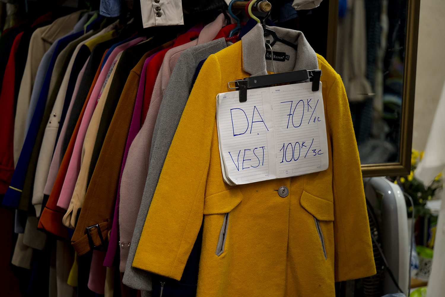 Một chiếc áo dạ còn khá mới có giá 70.000 đồng. Thông thường, các mặt hàng áo quần cũ tại chợ Đông Tác có giá thấp hơn 3-4 lần so với đồ mới.