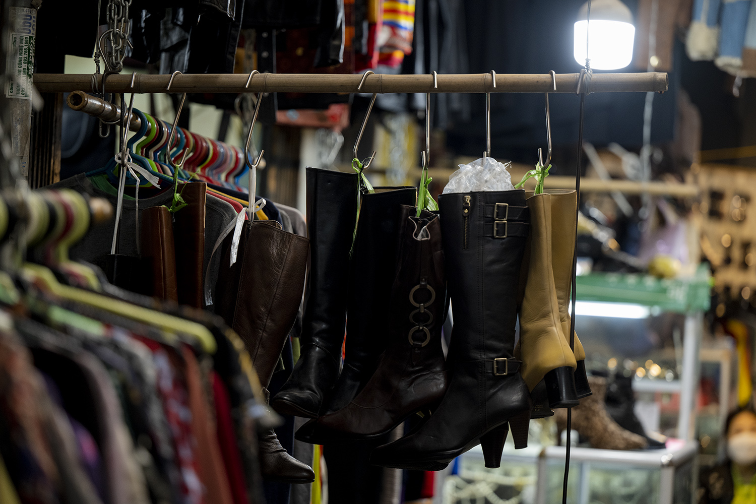 Khám phá "thủ phủ" hàng thời trang "secondhand" ở Hà Nội - 11