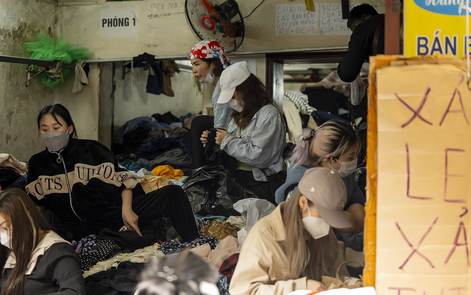 Chị Hường một tiểu thương tại chợ Đông Tác chia sẻ "quần áo ở đây đa phần được nhập về từ Hàn Quốc, Nhật Bản. Nhưng cũng có 1 số ít như túi xách, giày dép lấy nguồn hàng từ những nước khác như Trung Quốc, Campuchia. Các kiện hàng quần áo ở đây mỗi tuần về 1 lần.