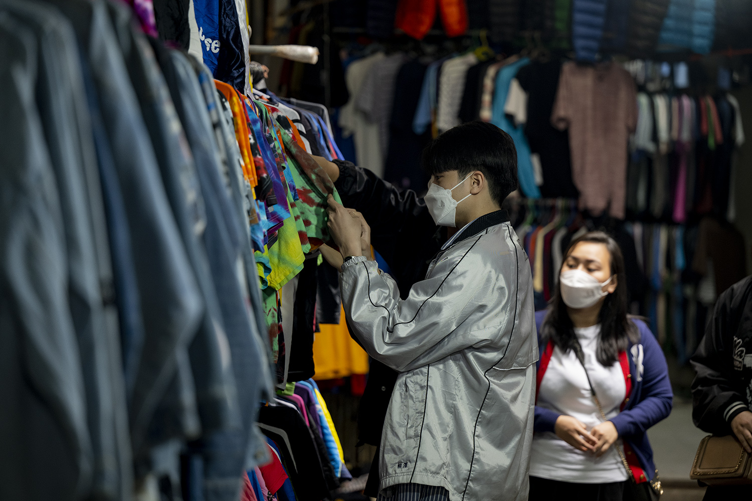 &nbsp;Bạn Quốc Tuấn một tín đồ của hàng hiệu cũ cho hay, nhờ chịu khó “lượn lờ” qua những khu chợ “sida” mà bạn mua được rất nhiều quần áo độc, có những cái gần như mới nguyên, trong khi chỉ phải chi vài chục nghìn, căng lắm là trăm nghìn cho một món đồ, kinh tế hơn nhiều so với mua hàng mới. Nhưng đương nhiên, thời gian bỏ ra để lục lọi, “soi” đồ cũng không phải nhỏ.