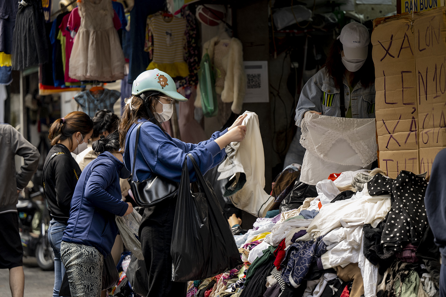 &nbsp;Không chỉ buôn bán, chợ Đông Tác còn là đầu mối nhập hàng cho các tiểu thương kinh doanh nhỏ lẻ tại nội thành Hà Nội và một số tỉnh miền Bắc.