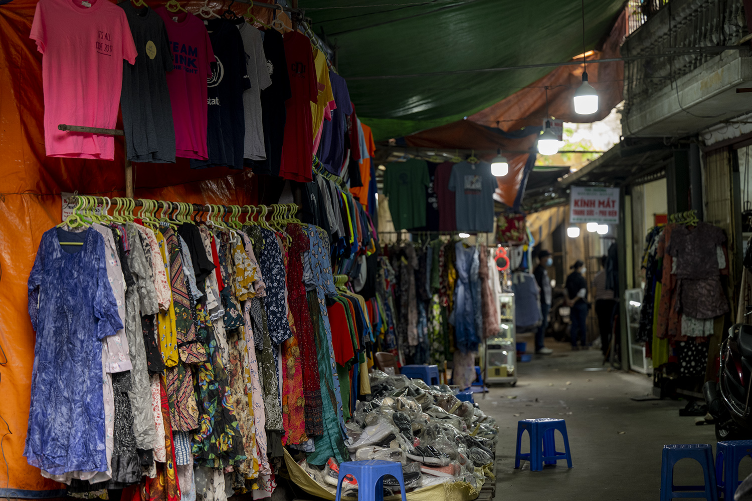 Khám phá "thủ phủ" hàng thời trang "secondhand" ở Hà Nội - 2