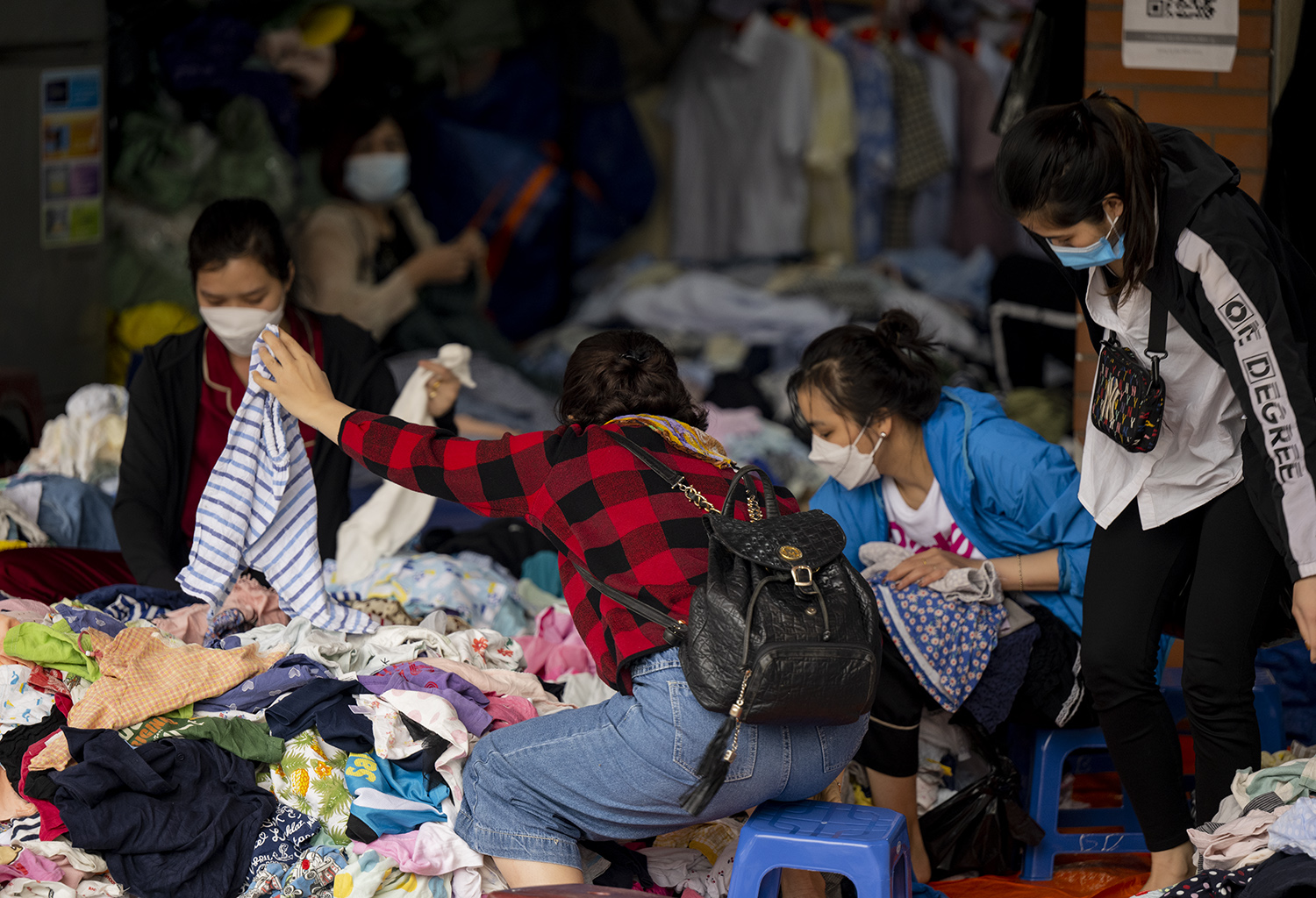 Khám phá "thủ phủ" hàng thời trang "secondhand" ở Hà Nội - 4