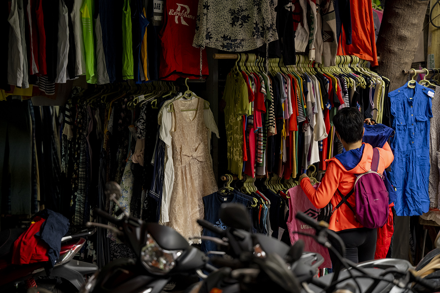 &nbsp;Đồ secondhand (đã qua sử dụng) ở chợ này hấp dẫn người tiêu dùng bởi sự đa dạng, nhiều mẫu mã.