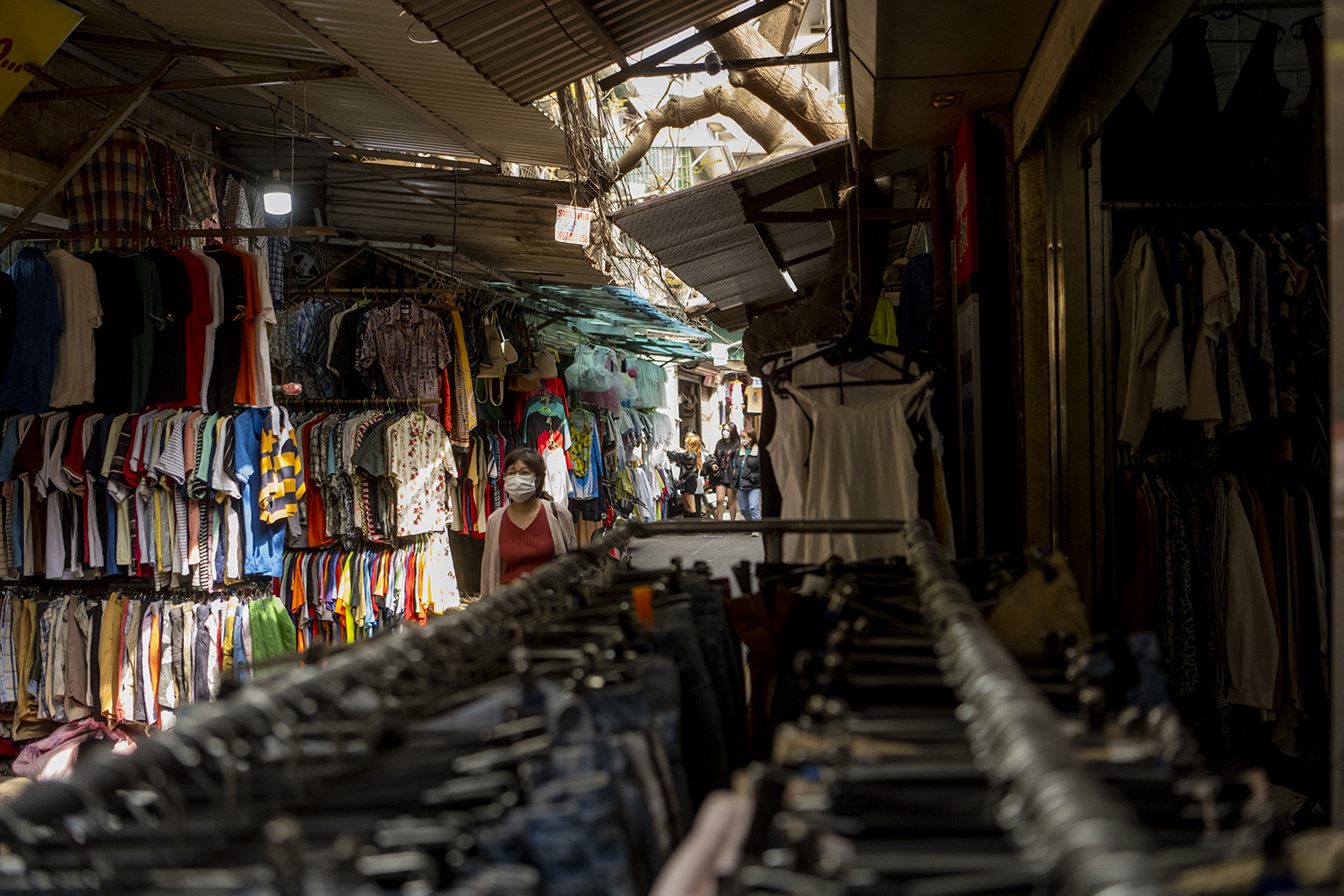 &nbsp;Người bán cho hay, quần áo khi nhập về sẽ được phân loại. Những sản phẩm còn mới, đã qua vệ sinh sẽ được treo lên giá cho khách dễ nhìn giá sẽ cao hơn.