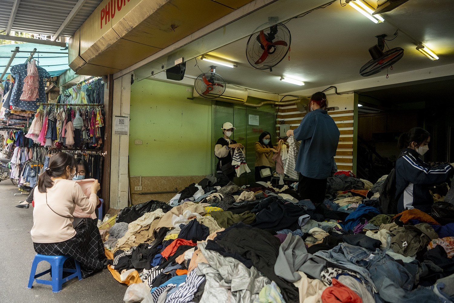 &nbsp;Còn các sản phẩm cũ hơn được chất đống xuống sàn nhà, giá thành của loại này vì thế cũng rẻ hơn vài chục nghìn đồng.