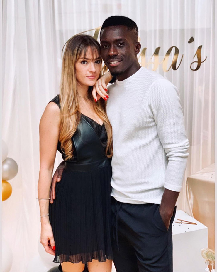 Idrissa Gueye phải khóa bình luận trên trang Instagram của anh và vợ đẹp Pauline để đỡ bị các fan cuồng của Mbappe "ném đá"