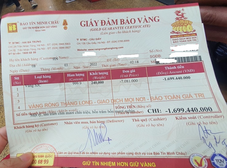 “Toàn bộ số vàng này tôi mua từ năm 2018 với giá 36,8 triệu đồng/lượng. Giờ giá vàng lên cao nên tôi mang bán và gửi tiết kiệm, cuối năm cho con gái mua nhà”, ông Hùng nói.