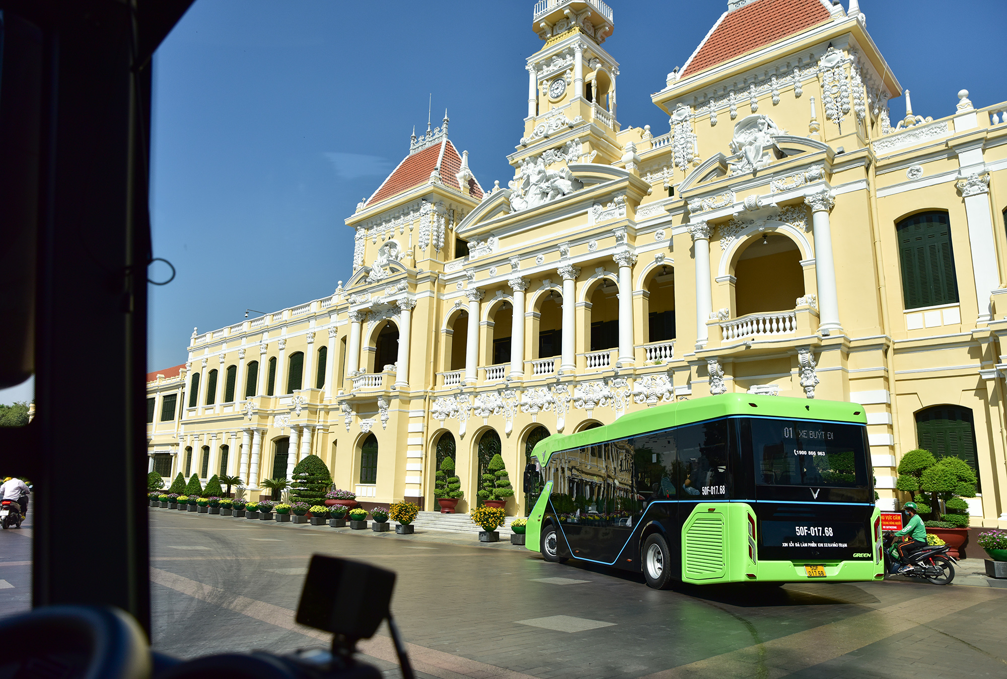 Ông Trần Quang Lâm - Giám đốc Sở GTVT cho biết đây là loại hình vận tải hành khách công cộng hiện đại nhất từ trước đến nay mà TP.HCM đưa vào phục vụ người dân. “Sau khi thí điểm, để hệ thống xe buýt điện thay thế hoàn toàn các loại xe buýt cần có lộ trình cụ thể, phù hợp với điều kiện của thành phố. Theo lộ trình từ nay đến 2030, thành phố sẽ tăng tỉ lệ xe buýt điện phục vụ người dân, riêng lộ trình đến 2025 tất cả các xe buýt điện đều phải có hệ thống vé điện tử. Sắp tới đây đơn vị sẽ nghiên cứu thêm hệ thống một vé điện tử để kết nối tất cả các hệ thống giao thông công cộng như xe buýt, đường sắt đô thị, đường thuỷ với các giá vé linh hoạt”, ông Lâm nói.