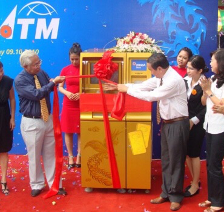 Được biết, một ngân hàng tại Việt Nam cũng đã cho ra mắt cây ATM &#34;bán vàng miếng&#34; (Gold ATM) đặt tại trung tâm TP.HCM vào năm 2010.
