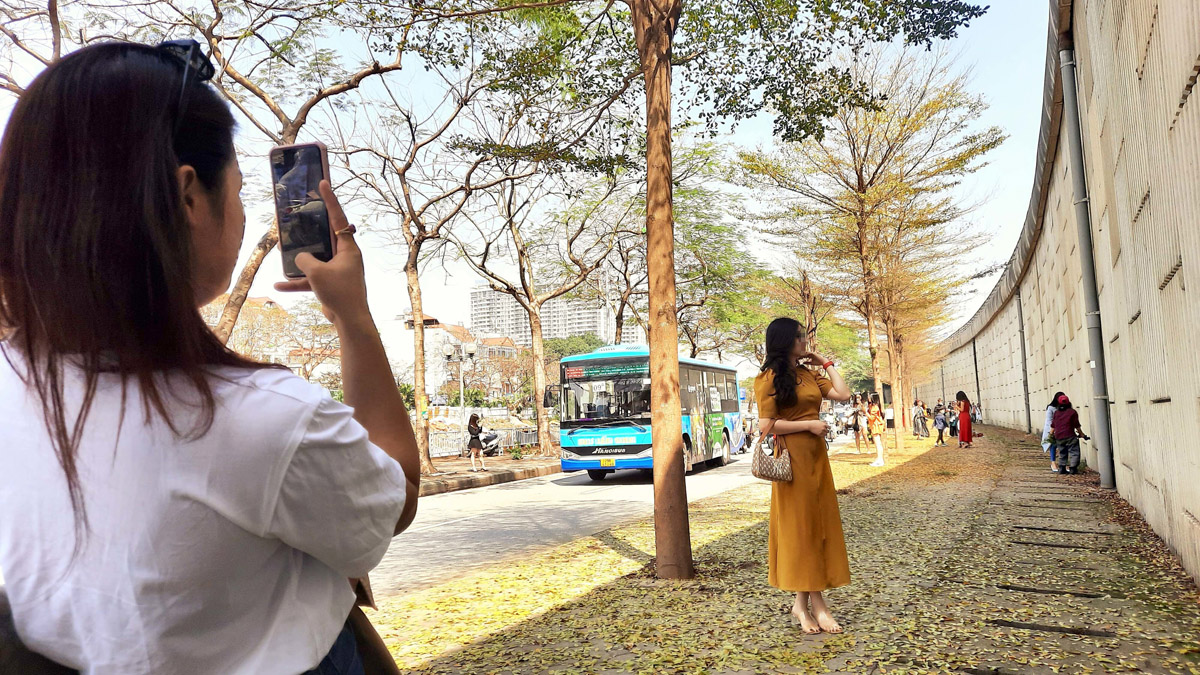 "Dù dịch bệnh tại Hà Nội vẫn đang phức tạp khi mỗi ngày có đến hàng chục nghìn ca nhiễm Covid-19, nhưng một số người vẫn vô tư không khẩu trang, cười nói, chup ảnh tại đây. Đó quả thật là những hình ảnh không đẹp", chị V.H.L., người đến bờ sông Tô Lịch chụp ảnh trong sáng nay (8/3) cho hay.