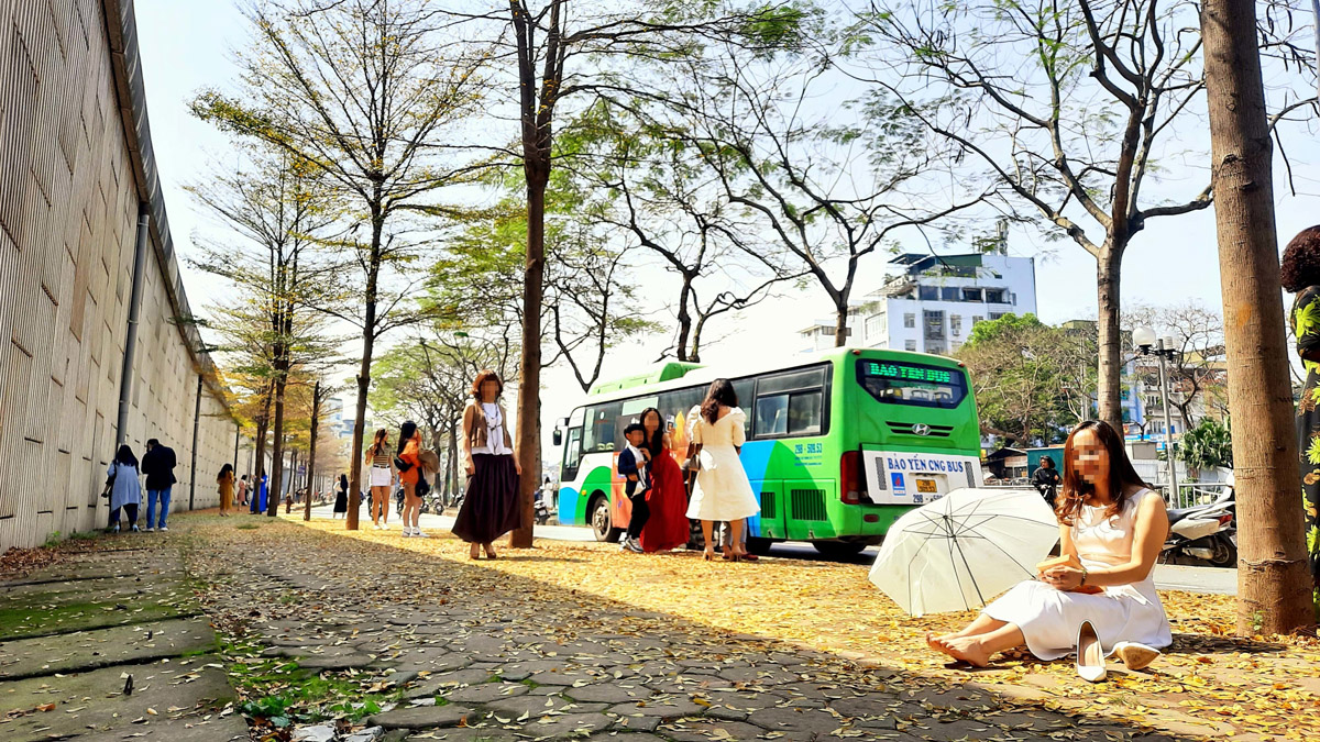 Tuy nhiên, không biết có phải do mải mê "nhìn sang trái, nhìn sang trái" không, mà nhiều người quên đeo khẩu trang để phòng, chống dịch Covid-19.