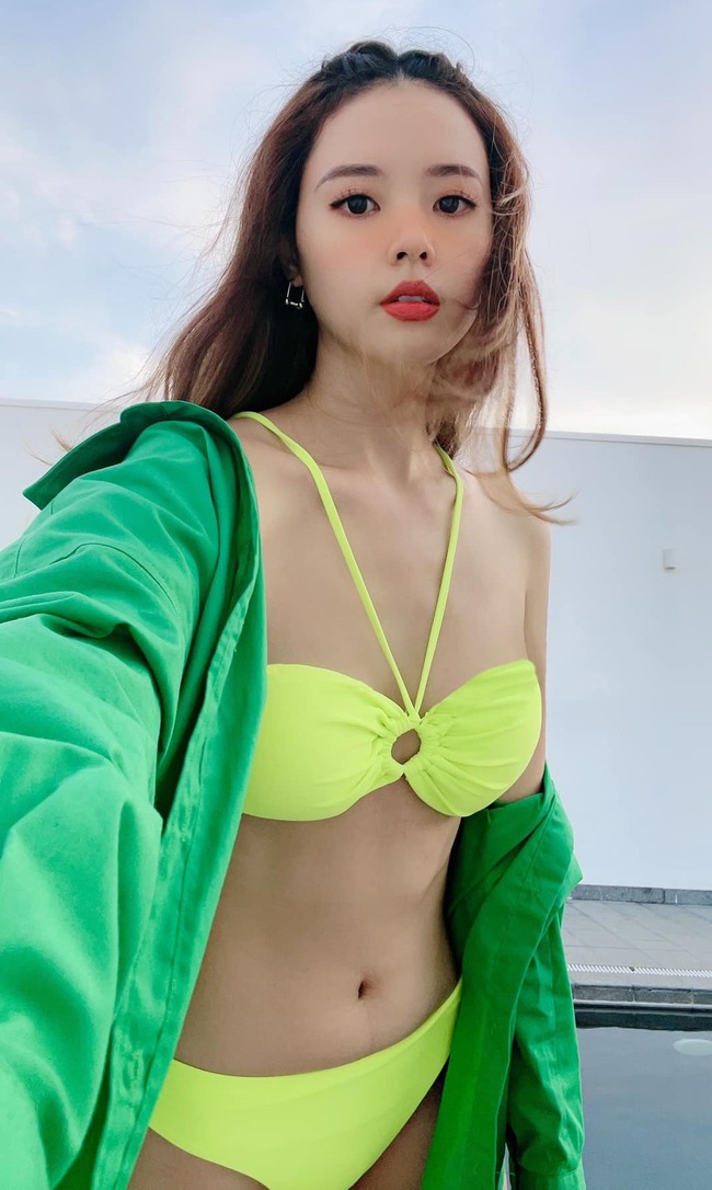 Nữ diễn viên kết hợp bikini với&nbsp;sơ mi khoác tông xanh lá, tăng độ nổi bật cho vẻ ngoài.
