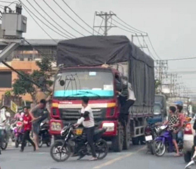 Nhóm thanh niên hung hãn trèo lên xe tải đập phá