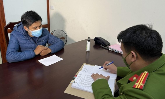 Cơ quan công an làm việc với Đặng Hữu Huỳnh về hành vi sản xuất nước sát khuẩn giả.