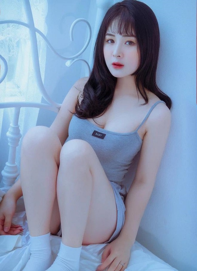 Không chỉ là hot girl TikTok, Quỳnh Alee lấn sân mảng gaming, quảng cáo cho các nhãn hàng, phát triển kênh YouTube cá nhân hay tham gia diễn xuất trong các MV như "Người mình thương không thương mình". Tên tuổi cô nàng nhận được nhiều chú ý hơn cả khi "gây bão" sân vận động Mỹ Đình, cổ vũ cho tuyển Việt Nam.
