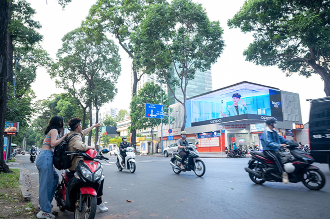 Sơn Tùng M-TP “nổi bần bật”, thu hút sự chú ý của người đi đường