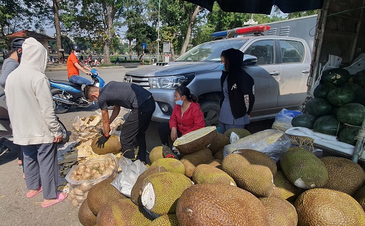 Hoa quả đổ đống bán với giá rẻ.