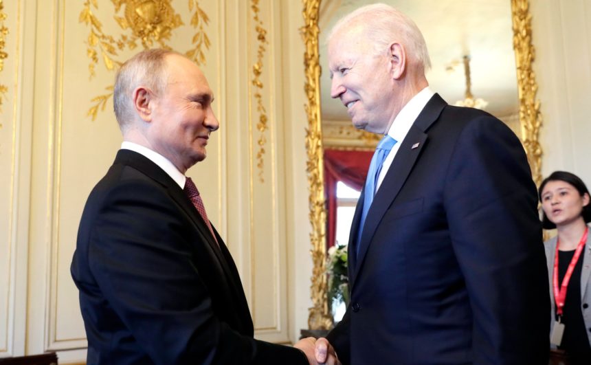 Tổng thống Mỹ Joe Biden trong một cuộc gặp với Tổng thống Nga Vladimir Putin.