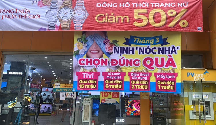 Ngoài giảm giá sâu hàng loạt sản phẩm, các siêu thị còn tặng nhiều quà tặng hấp dẫn cho khách hàng.