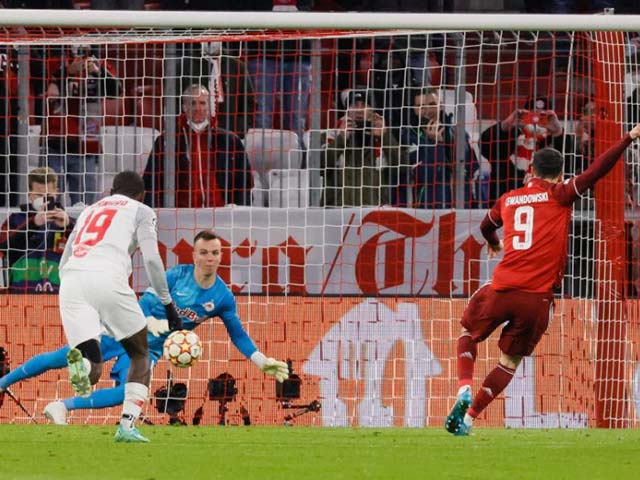 Lewandowski hoàn tất cú hat-trick chỉ sau 23 phút