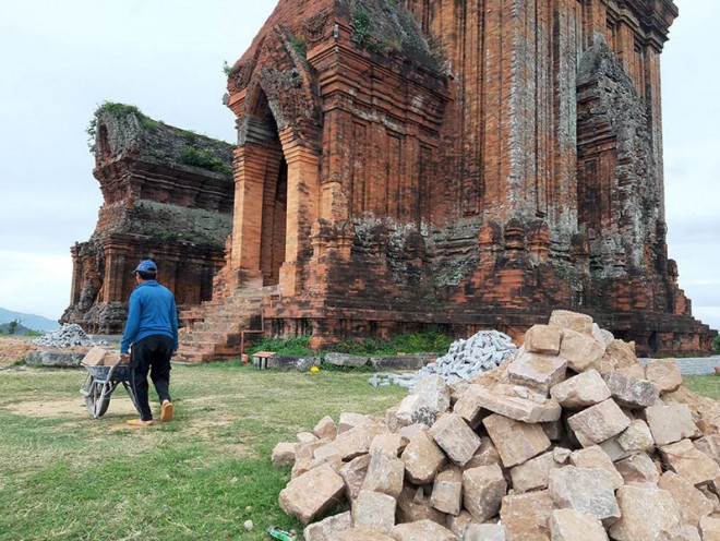 Đào bới ngổn ngang trong khu vực di tích tháp Bánh Ít. Ảnh: NO