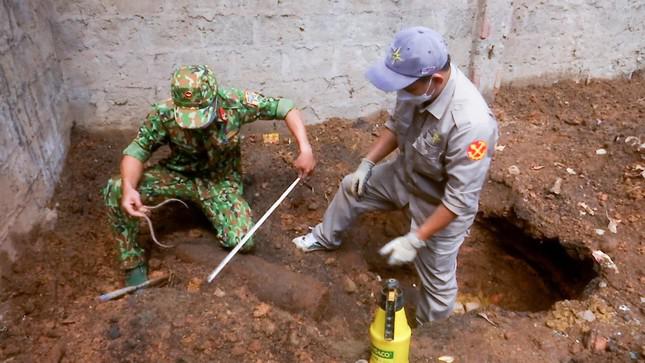 Lực lượng chức năng tỉnh Quảng Trị tiến hành xử lý các vật liệu nổ dưới nền nhà Nguyễn Quốc Duy ở khu phố Tây Trì, phường 1, TP Đông Hà.