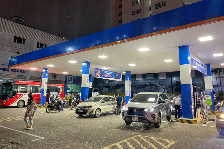 Lượng hàng bán ra của các cây xăng tăng khoảng 10%. Hiện tại, các cây vẫn đủ hàng vài ngày tới, không bị hạn chế số lượng bán cho mỗi khách hàng.
