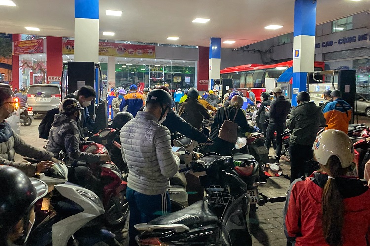 Cũng trong hôm nay, Bộ Tài chính vừa cho biết sẽ trình Chính phủ phương án giảm 2.000 đồng thuế bảo vệ môi trường trên mỗi lít xăng và 1.000 đồng với dầu nhưng từ 1/4. Nhờ vậy, mỗi lít xăng dự kiến giảm tương ứng 2.200 đồng (gồm VAT) và giá dầu cũng được điều chỉnh 1.100 đồng.