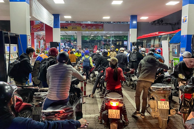 Ghi nhận của phóng viên tại cây xăng trên đường Xuân Thuỷ (Cầu Giấy); đường Láng (Đống Đa), đường Nguyễn Trãi (Hà Đông)… khách tới đông nhất vào giờ tan tầm từ 17 giờ - 20 giờ. Nhiều khách hàng phải đợi gần 30 phút mới tới lượt.