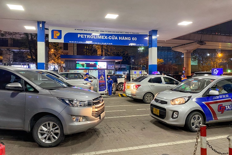 Sau kỳ điều hành ngày mai, giá có thể tăng 5.000-8.000 đồng một lít, kg (tùy loại), tương đương tăng 27-44% so với giá xăng dầu đầu năm 2022. Việc này có thể làm ảnh hưởng lớn đến CPI chung của cả nước năm 2022.
