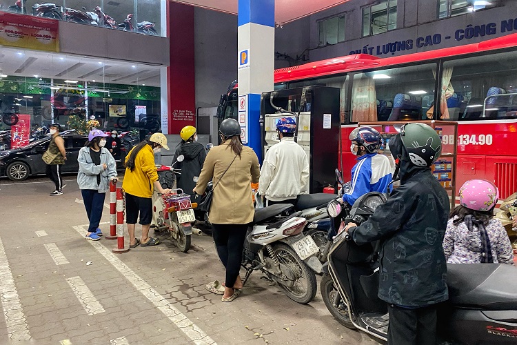 Chưa đầy 5 phút đã có khoảng 20 khách xếp hàng đợi. Hầu hết đều tranh thủ đổ đầy bình. Theo ước tính của nhân viên cây xăng tại đây, lượng khách đến đổ sáng nay cao gấp đôi so với hôm qua.