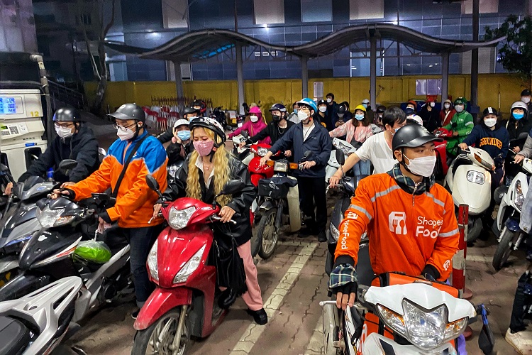 Chị Phan Linh (33 tuổi – Cầu Giấy) nghe tin sắp điều chỉnh giá xăng nên ngay khi vừa đi làm về đã tranh thủ mang hai chiếc xe máy của gia đình đi đổ đầy bình.