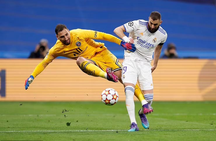 Tình huống Benzema va chạm với Donnarumma trước khi ghi bàn quan trọng phút 61