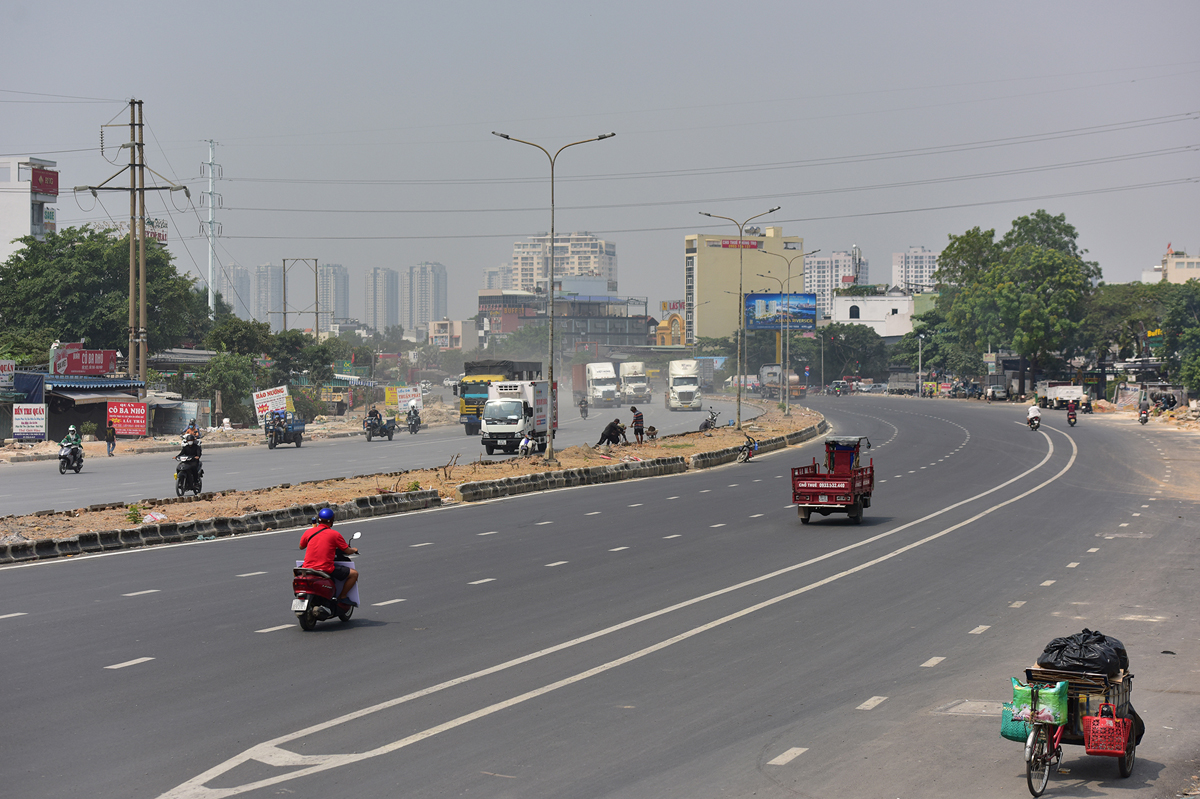 Khoảng 300m mặt đường đoạn giao với Huỳnh Tấn Phát đã được trải nhựa, hoàn thành 10 làn xe, phần vỉa hè 2 bên và dải phân cách giữa đường đang tiếp tục được hoàn thiện.