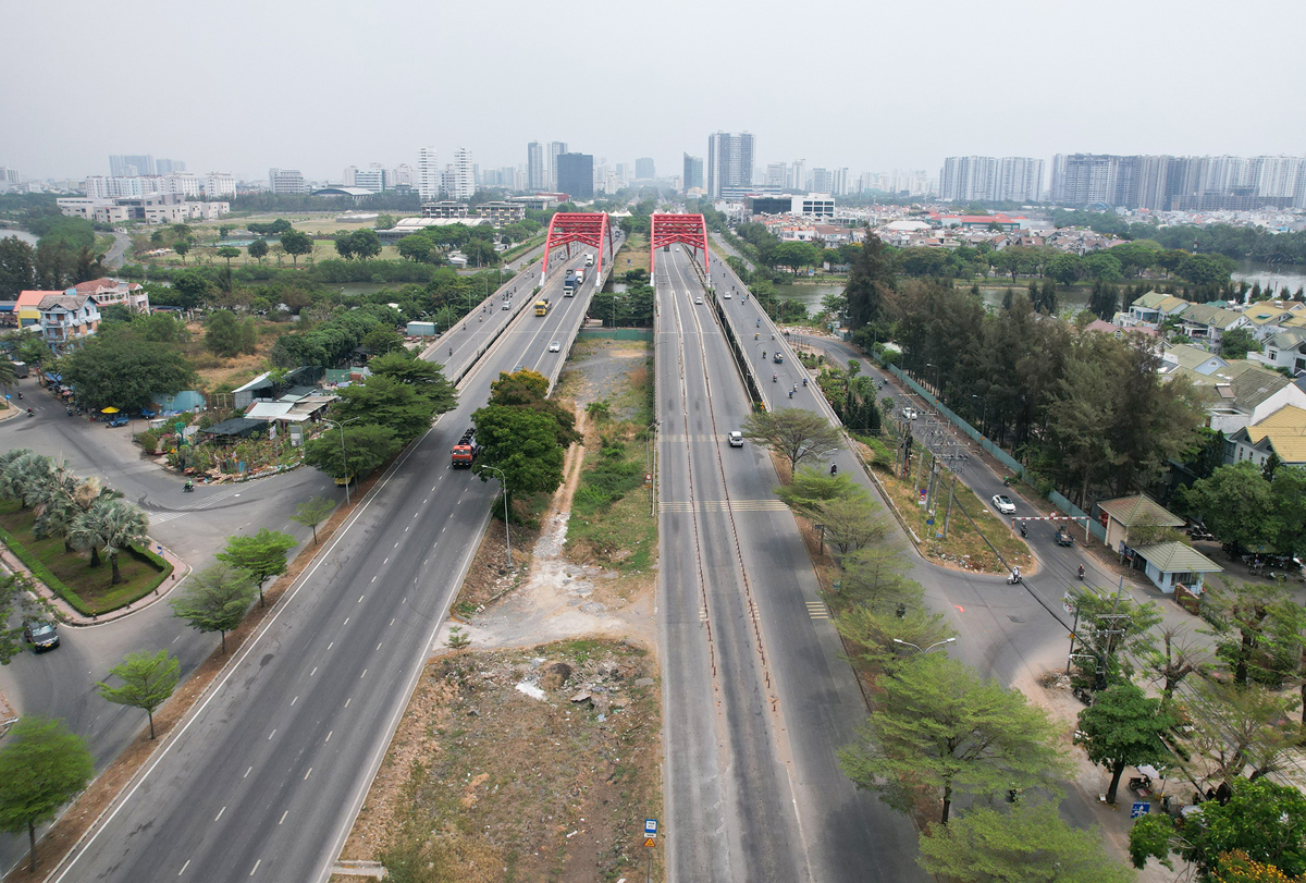 Đại lộ Nguyễn Văn Linh dài 17,8km, được khởi công năm 1996 và đưa vào khai thác toàn bộ năm 2007, với tổng vốn đầu tư 100 triệu USD. Đại lộ được quy hoạch lộ giới 120m, với 10 làn xe, 10 cây cầu.