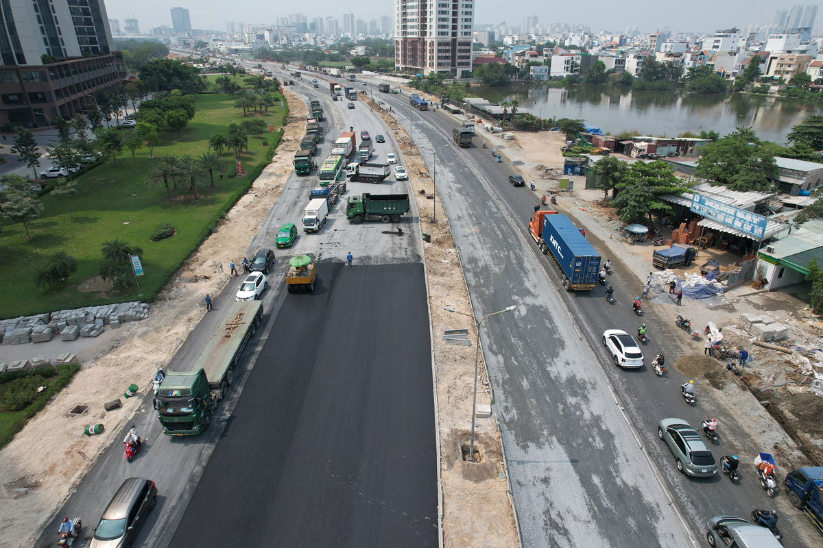 Mặt đường đoạn này sẽ được mở rộng, nâng cao mỗi bên thêm hơn 13m, bao gồm hơn 7m hỗn hợp và 6m vỉa hè.