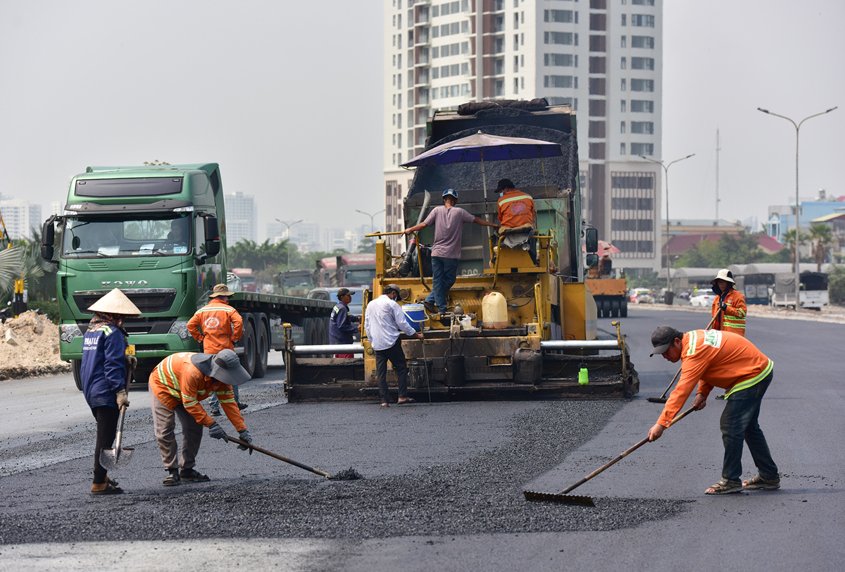 Ghi nhận ngày 10/3, hàng trăm công nhân cùng máy móc được chia thành nhiều nhóm thi công cùng lúc các hạng mục như san nền, trải nhựa, lắp cống thoát nước…