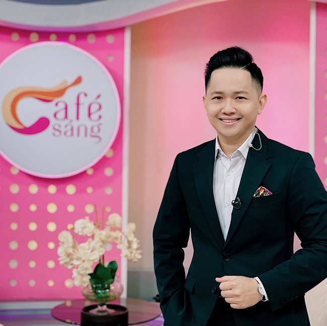 Hoàng Quân là MC gắn liền với chương trình &#34;Cafe sáng&#34; trên VTV3.
