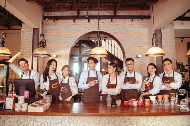 'Cafe sáng' là chương trình phát sóng trên kênh VTV3 vào lúc 6h30. Bên cạnh nội dung hấp dẫn, dàn MC nổi tiếng như Đức Bảo, Hoàng Quân... cũng nhận được sự yêu mến của khán giả. Không chỉ được quan tâm về công việc MC tại VTV, chuyện đời tư của dàn MC điển trai cũng khiến nhiều người tò mò.
