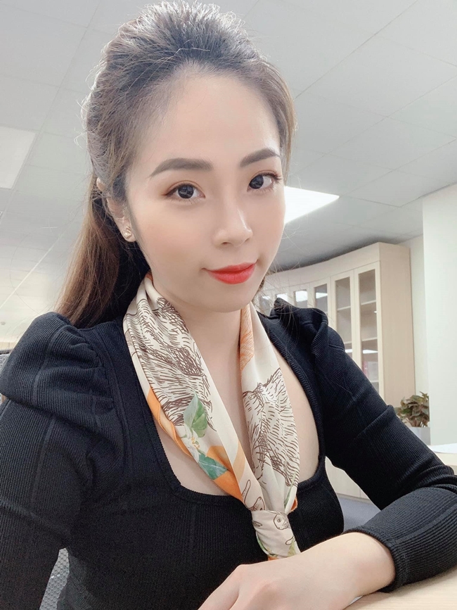 Thường xuyên xuất hiện trên truyền hình nên Phương Thảo có phong cách thời trang kín đáo, lịch sự, nữ tính.
