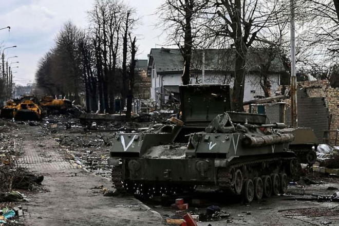 Xe bọc thép Nga bị phá hủy ở TP Bucha, phía tây thủ đô Kiev (Ukraine) ngày 4-3. Ảnh: AFP/GETTY IMAGES Đã đến lúc Mỹ và NATO chủ động